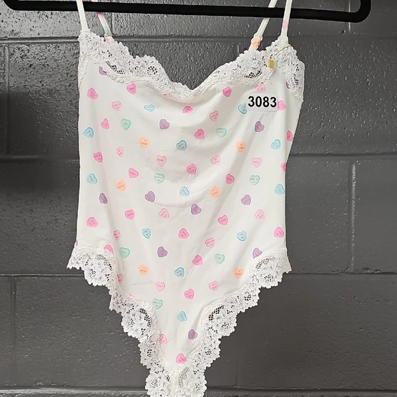 3083. NWT SKIMS Hearts Cami Bodysuit - Picture 1 of 5